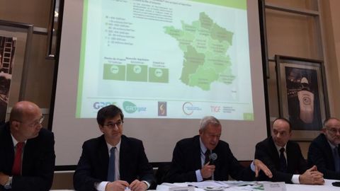 Les principaux responsables de la filière du biométhane. De gauche à droite, Thierry Trouvé, directeur général (DG) de GRT Gaz, Édouard Sauvage, DG de GRDF, Jean-Louis Bal, président du Syndicat des énergies renouvelables (SER), Dominique Mockly, DG de TIGF, et Serge Niva, délégué général du SPEGNN, Syndicat professionnel des entreprises gazières municipales et assimilées. © Vincent Gobert/GFA